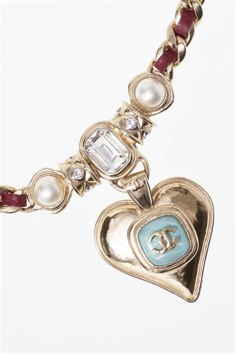 collana chanel doppia c|Chanel: collane a cuore da indossare sui look .